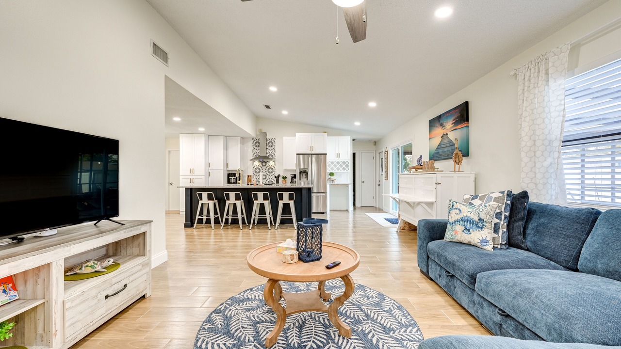 Photo of Livingroom in Embassy Hills