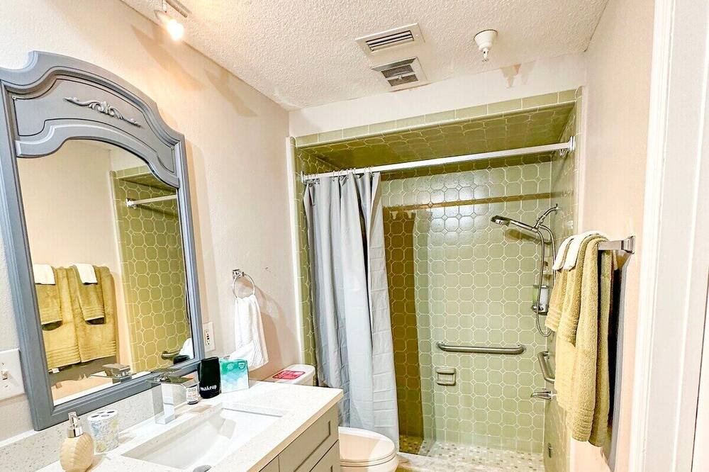 Photo of Bathroom in Harbor Bluffs