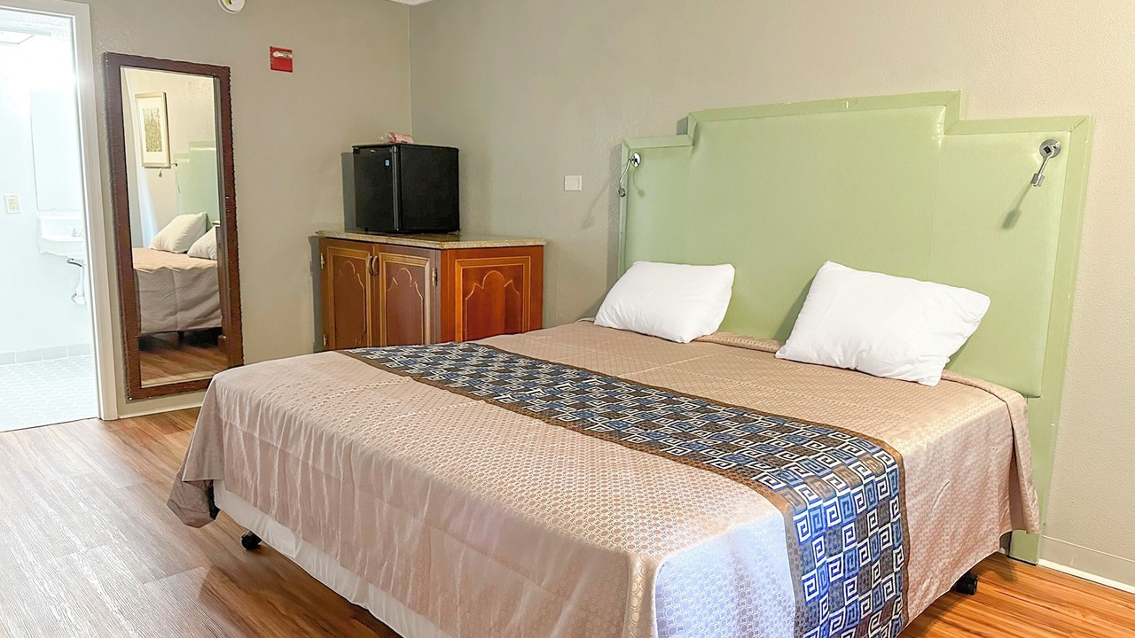 Photo of Bedroom in Hahira