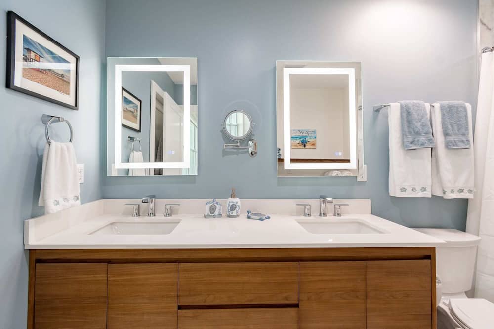 Photo of Bathroom in Cocoa Isles
