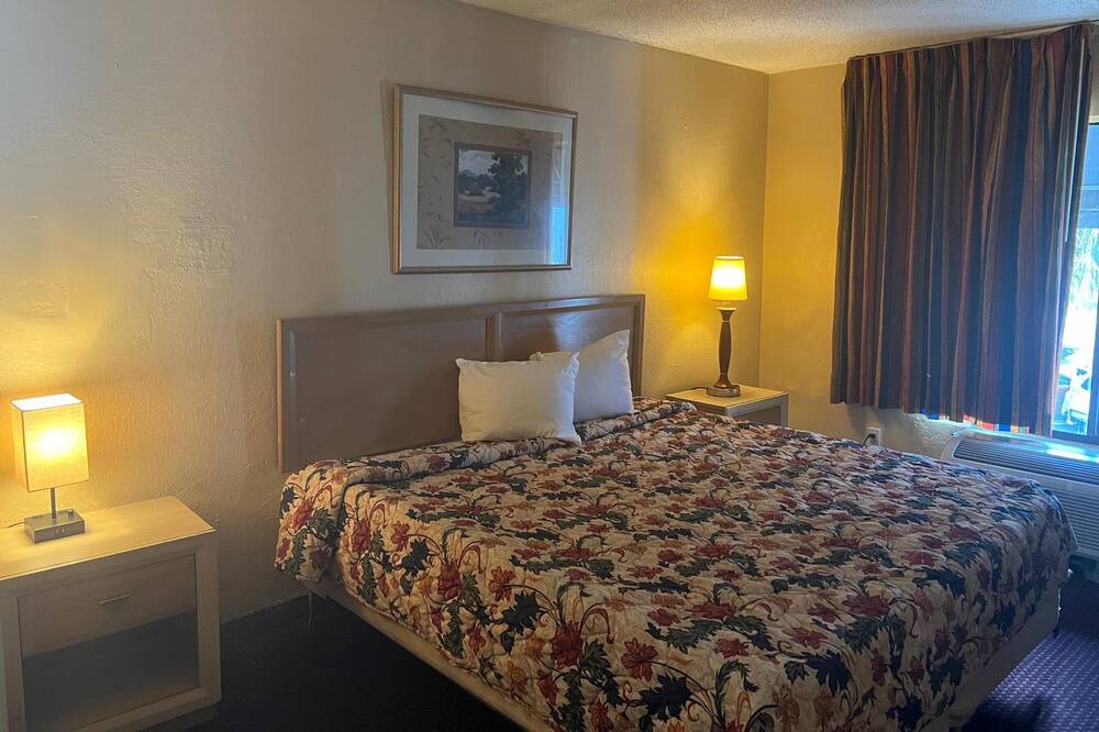 Photo of Bedroom in Bearss Plaza