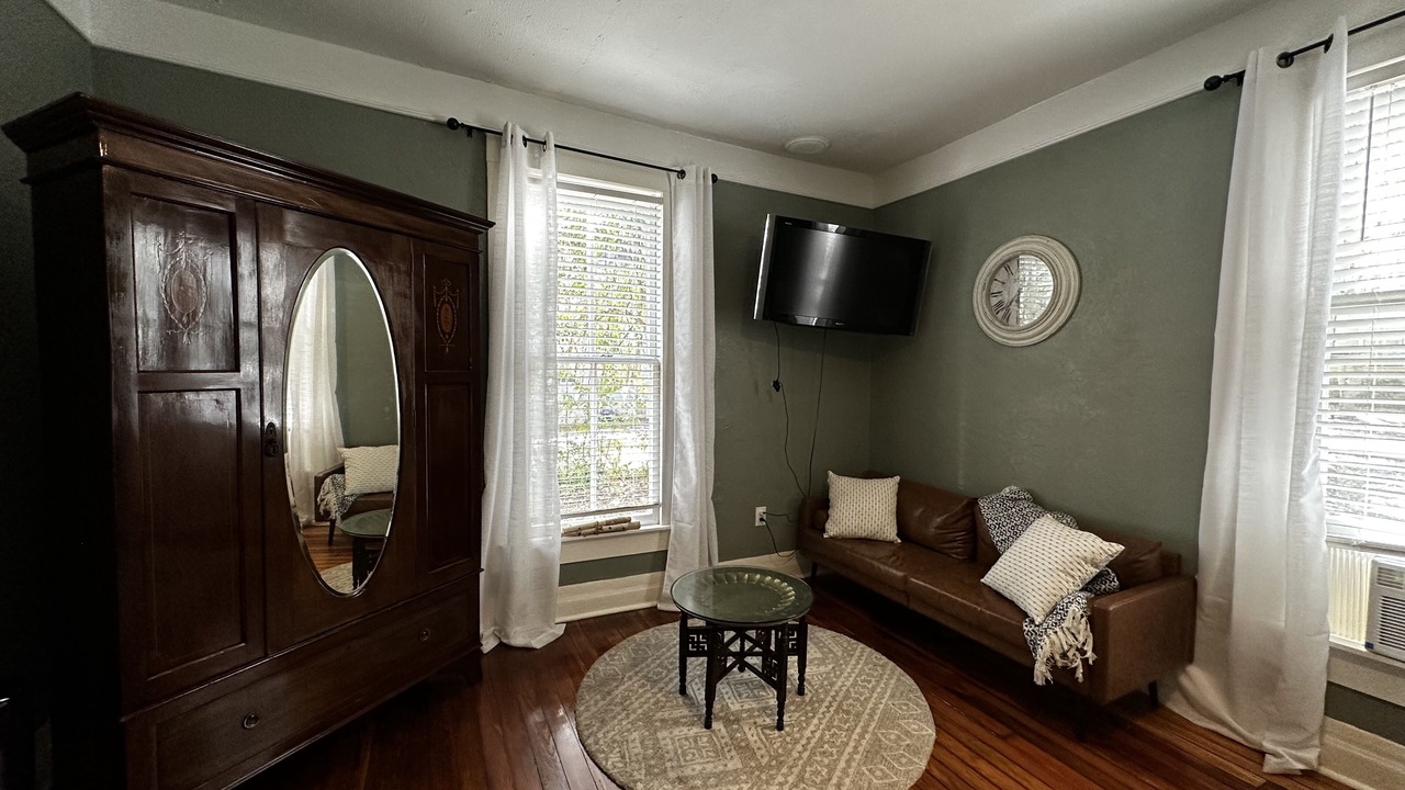 Photo of Livingroom in Historic District