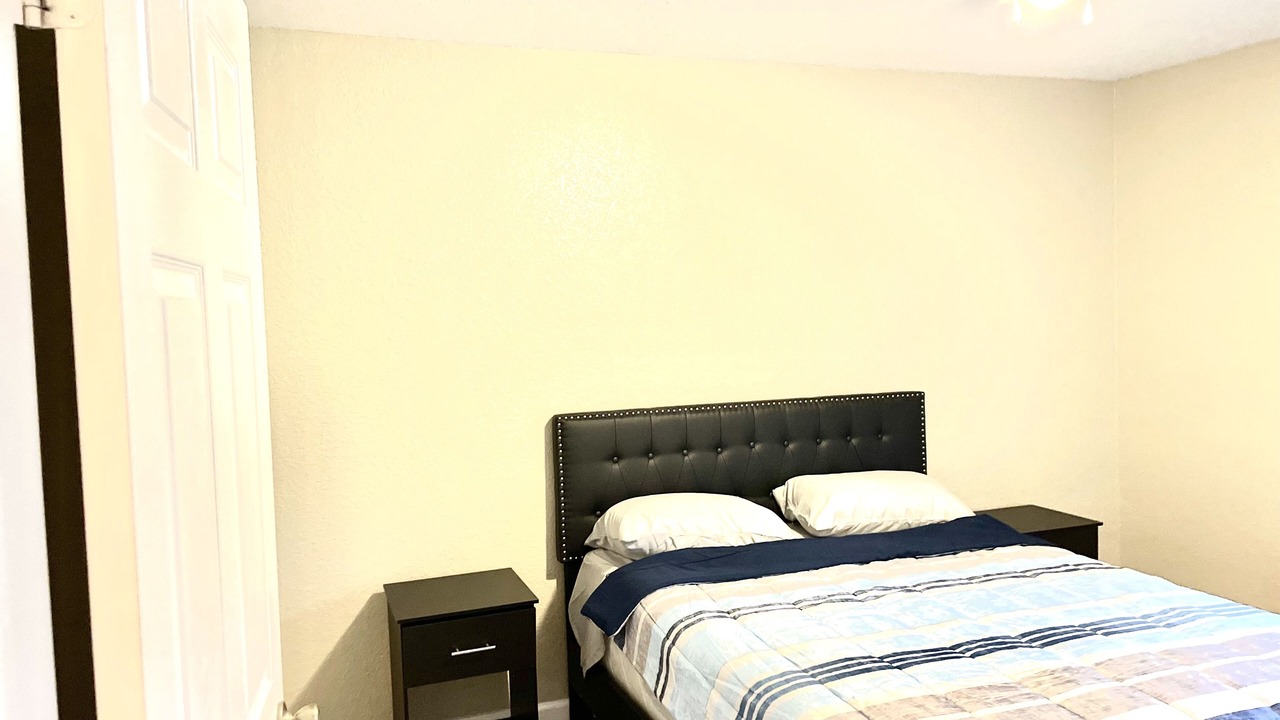 Photo of Bedroom in Lake Worth Corridor
