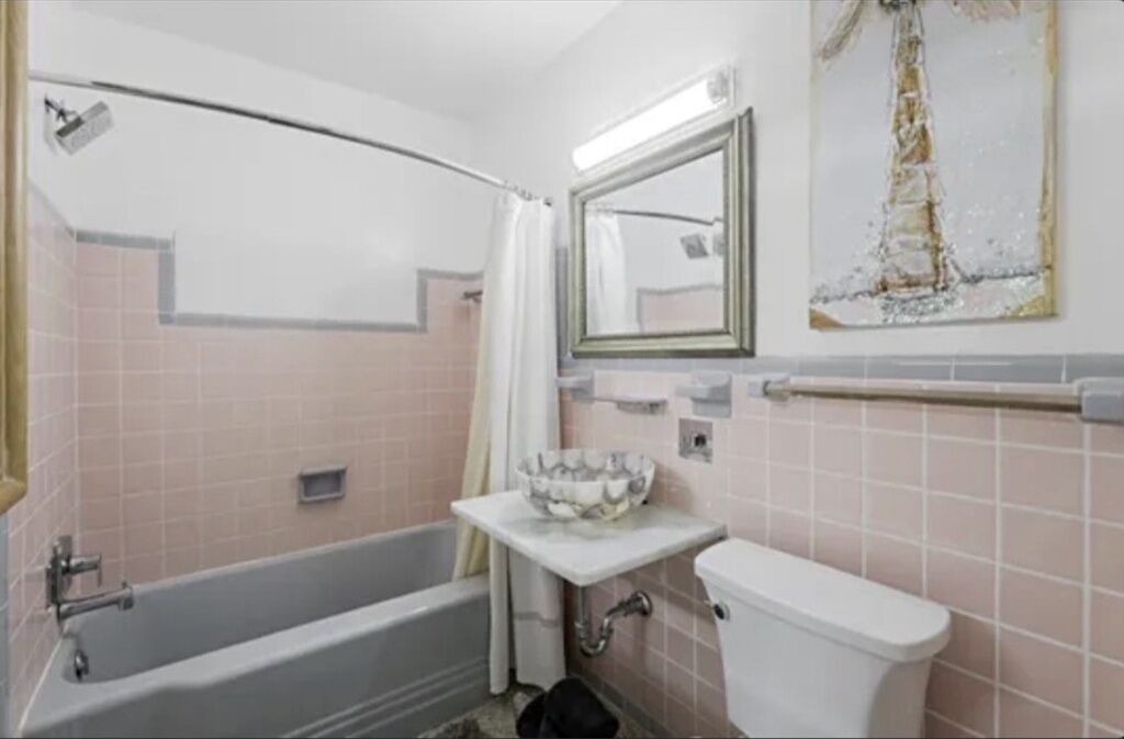 Photo of Bathroom in Valencia Terrace