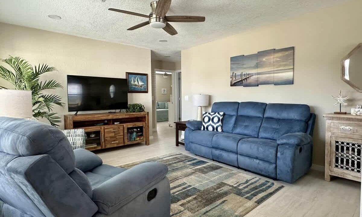 Photo of Livingroom in Mid Island