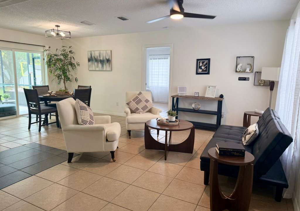 Photo of Livingroom in Berkeley Manor