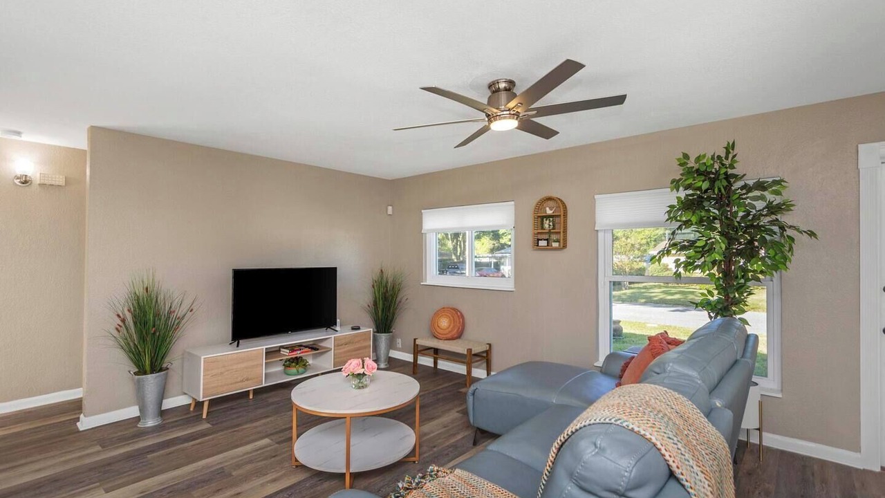 Photo of Livingroom in Bearss Plaza