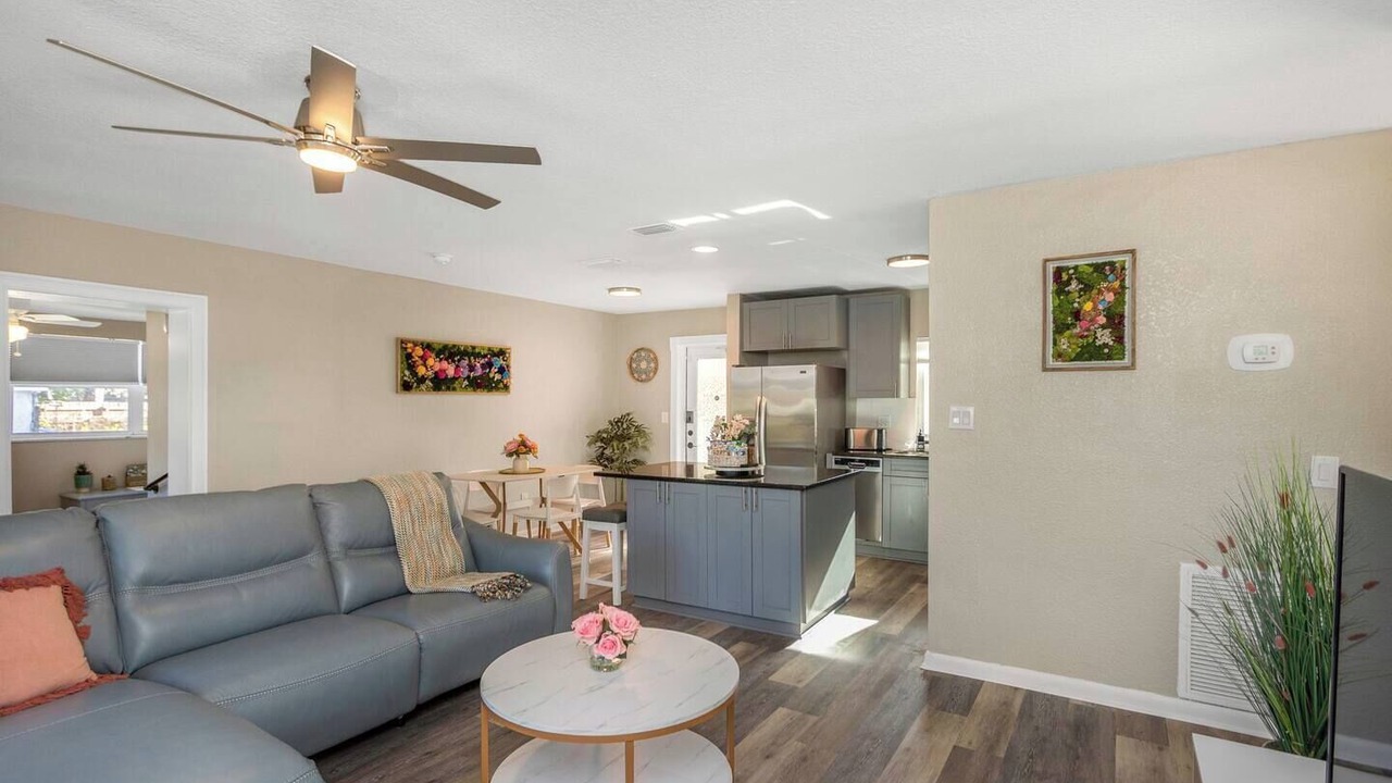 Photo of Livingroom in Bearss Plaza
