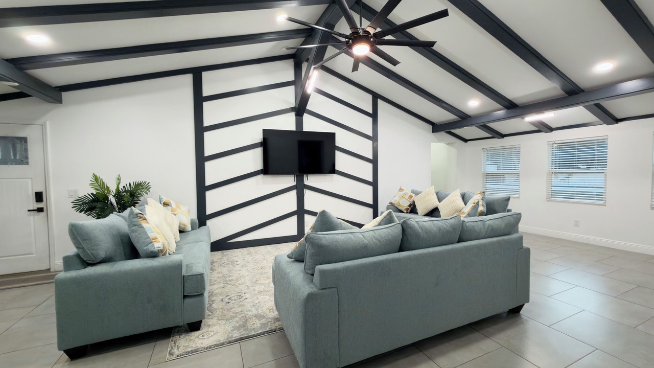 Photo of Livingroom in Bearss Plaza