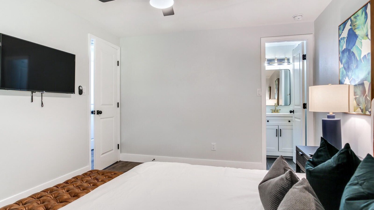 Photo of Bathroom in Carver City - Lincoln Gardens