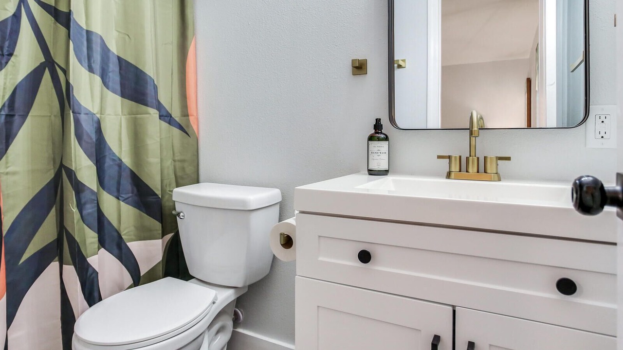 Photo of Bathroom in Carver City - Lincoln Gardens