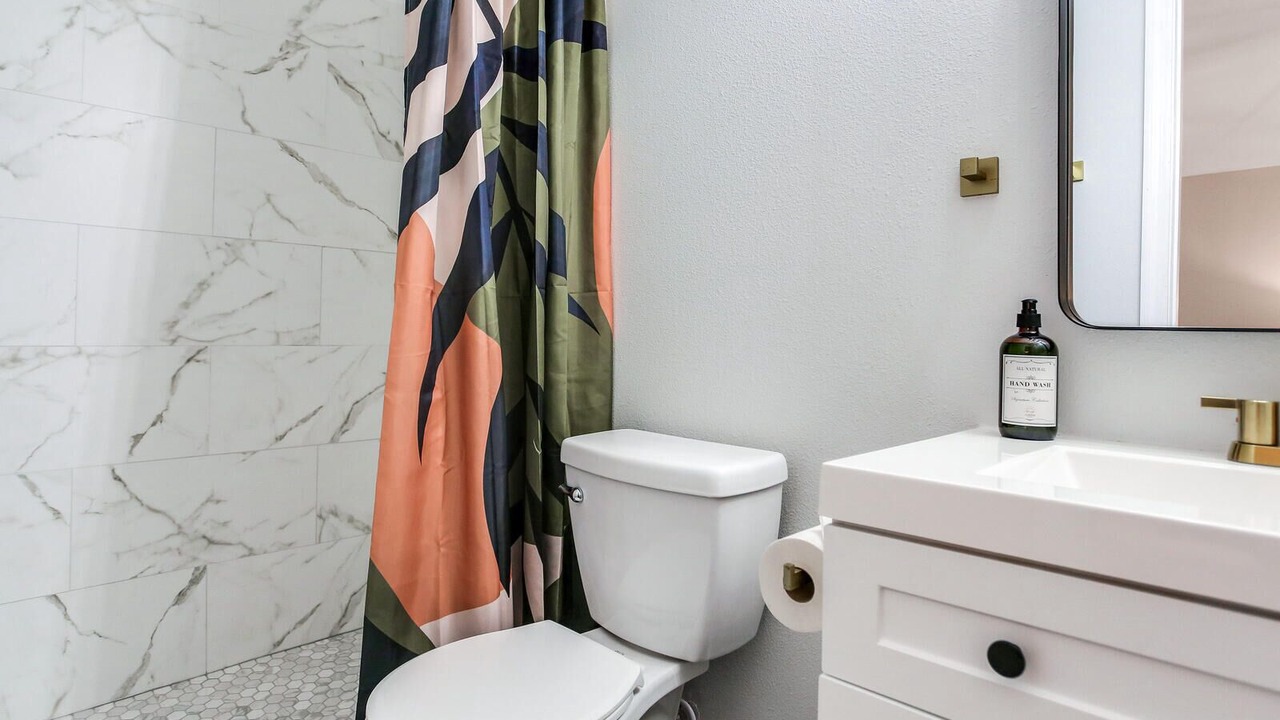 Photo of Bathroom in Carver City - Lincoln Gardens