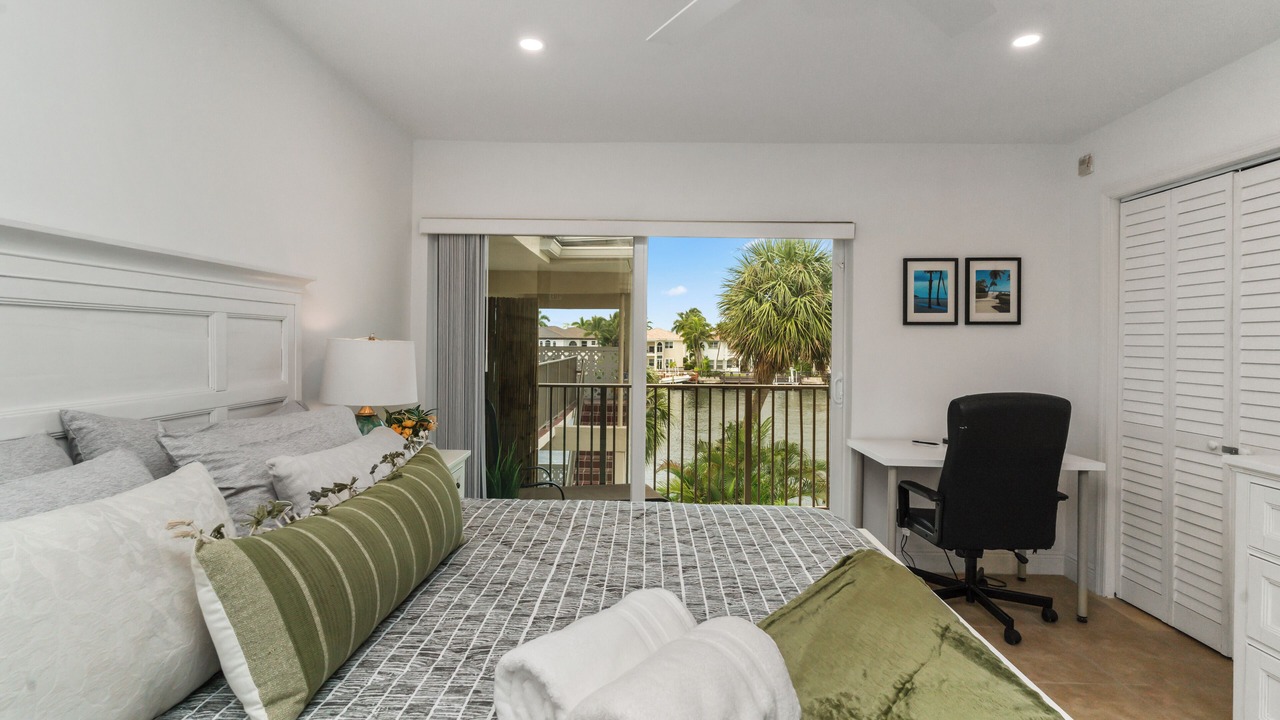 Photo of Bedroom in Hollywood South Central Beach
