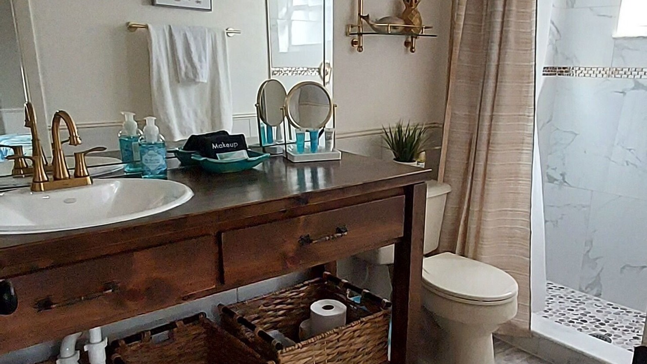 Photo of Bathroom in Weeki Wachee Gardens