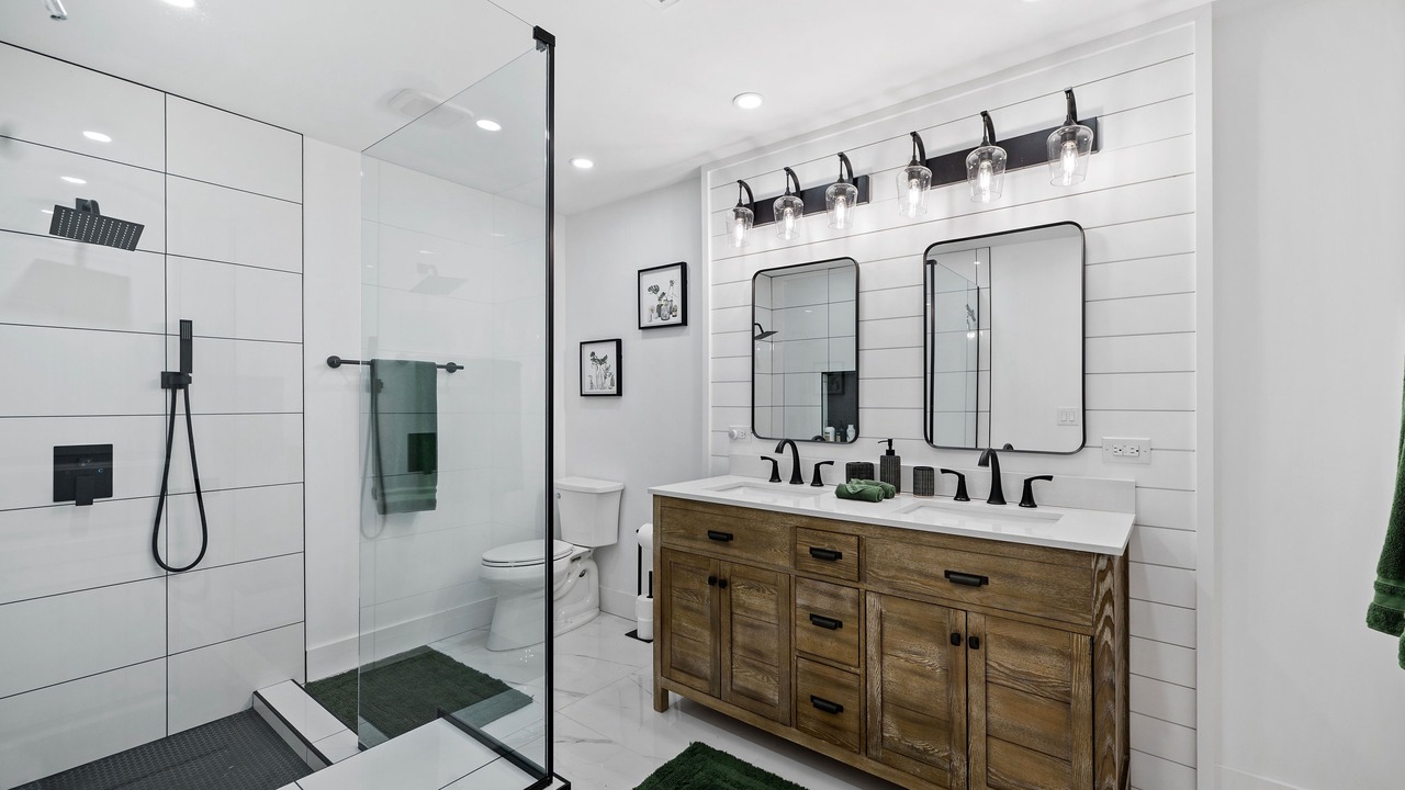 Photo of Bathroom in South Gate Ridge