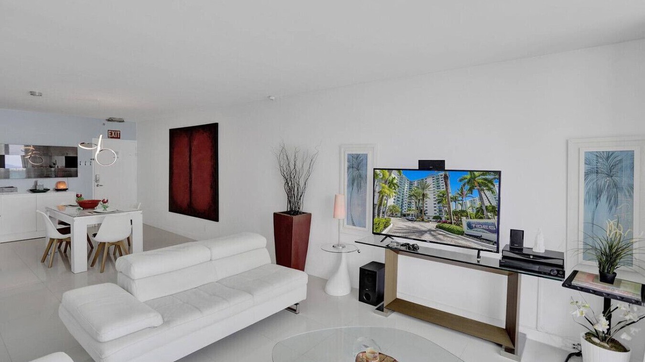 Photo of Livingroom in Hollywood South Central Beach
