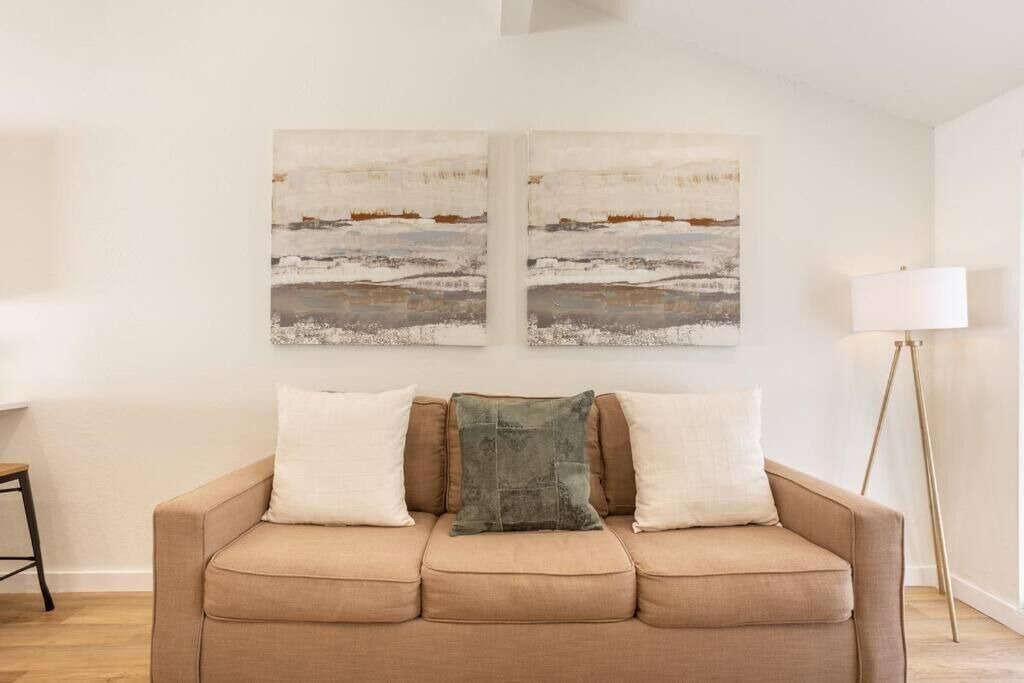 Photo of Livingroom in Bearss Plaza