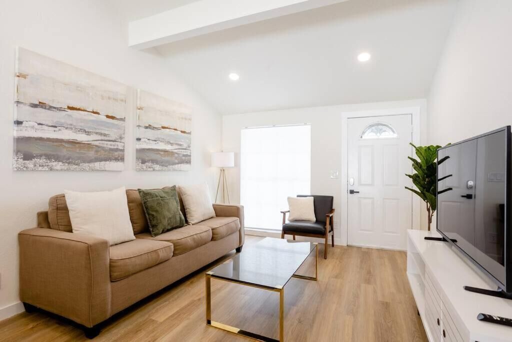 Photo of Livingroom in Bearss Plaza