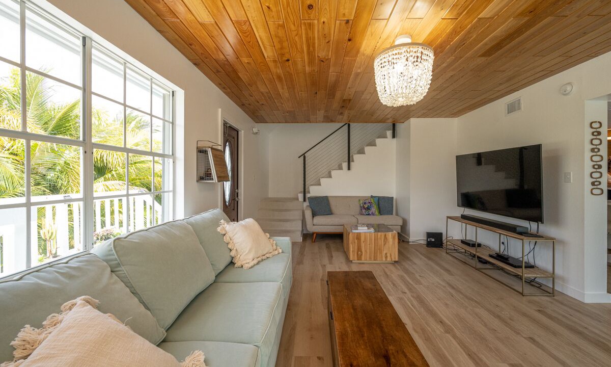 Photo of Livingroom in Doctor's Arm
