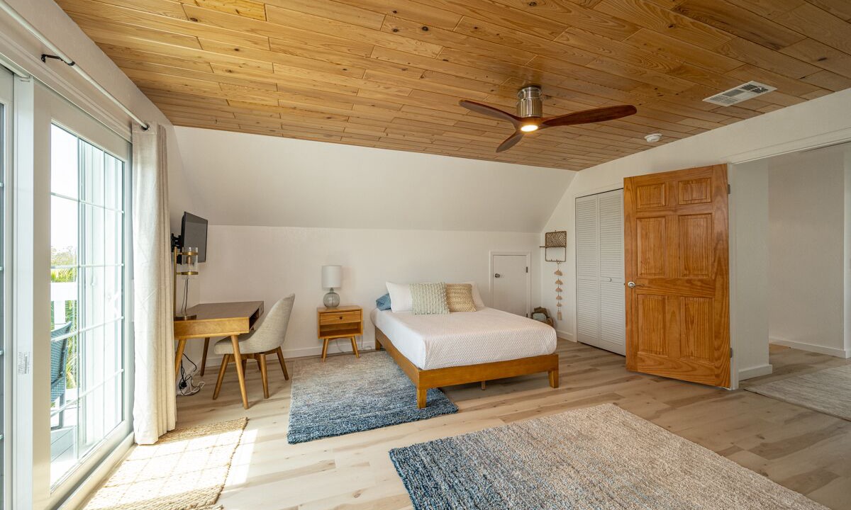 Photo of Bedroom in Doctor's Arm