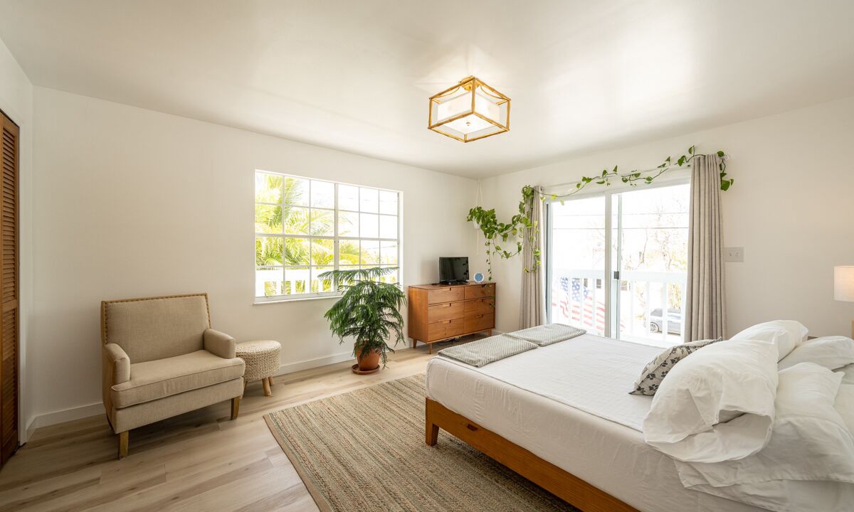 Photo of Bedroom in Doctor's Arm
