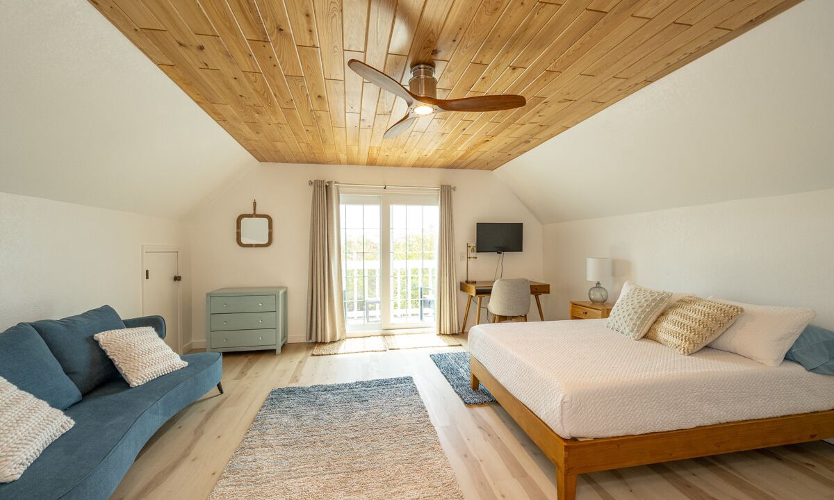 Photo of Bedroom in Doctor's Arm