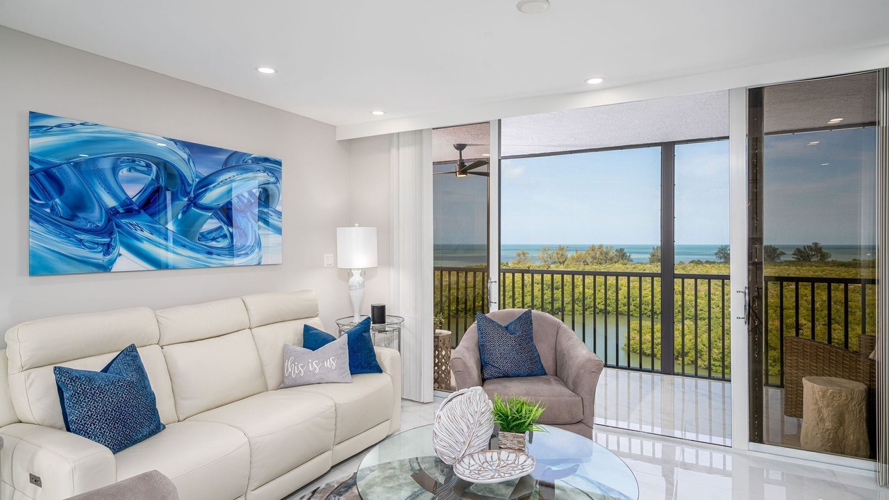 Photo of Livingroom in Vanderbilt Beach