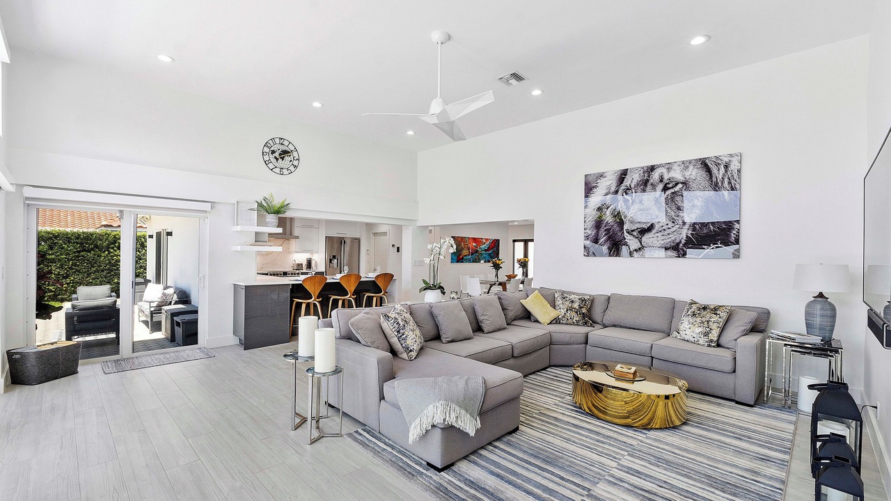 Photo of Livingroom in Lake Estates