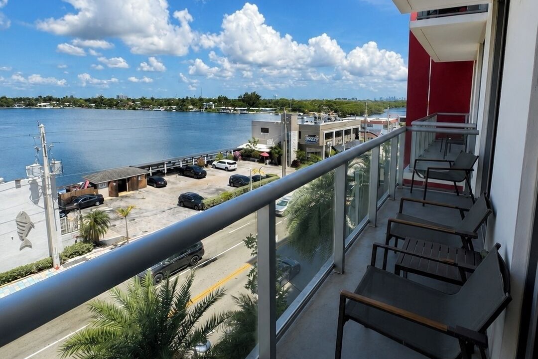 Photo of Outdoor in Hollywood Lakes