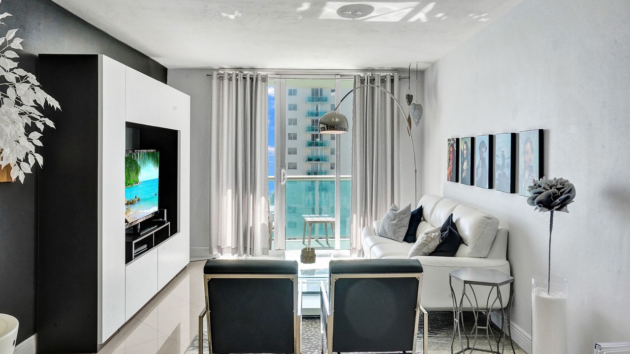 Photo of Livingroom in Hollywood South Central Beach