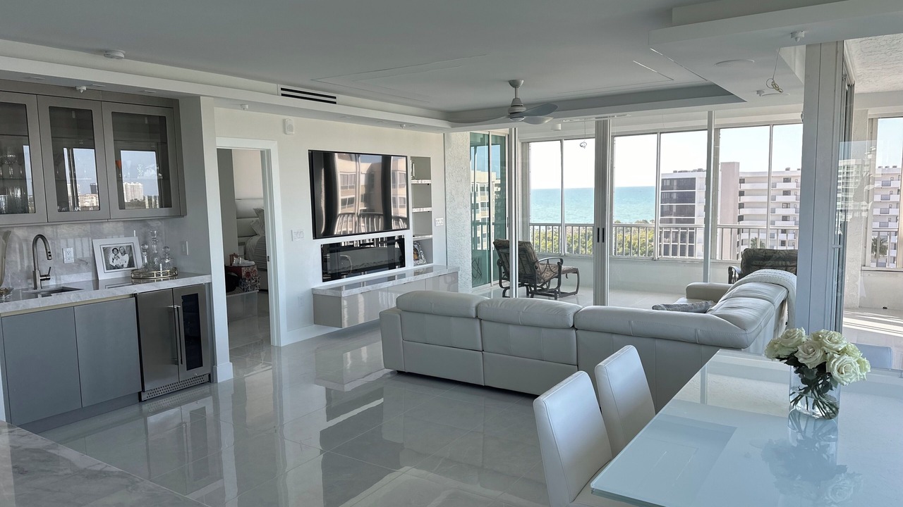 Photo of Livingroom in Vanderbilt Beach
