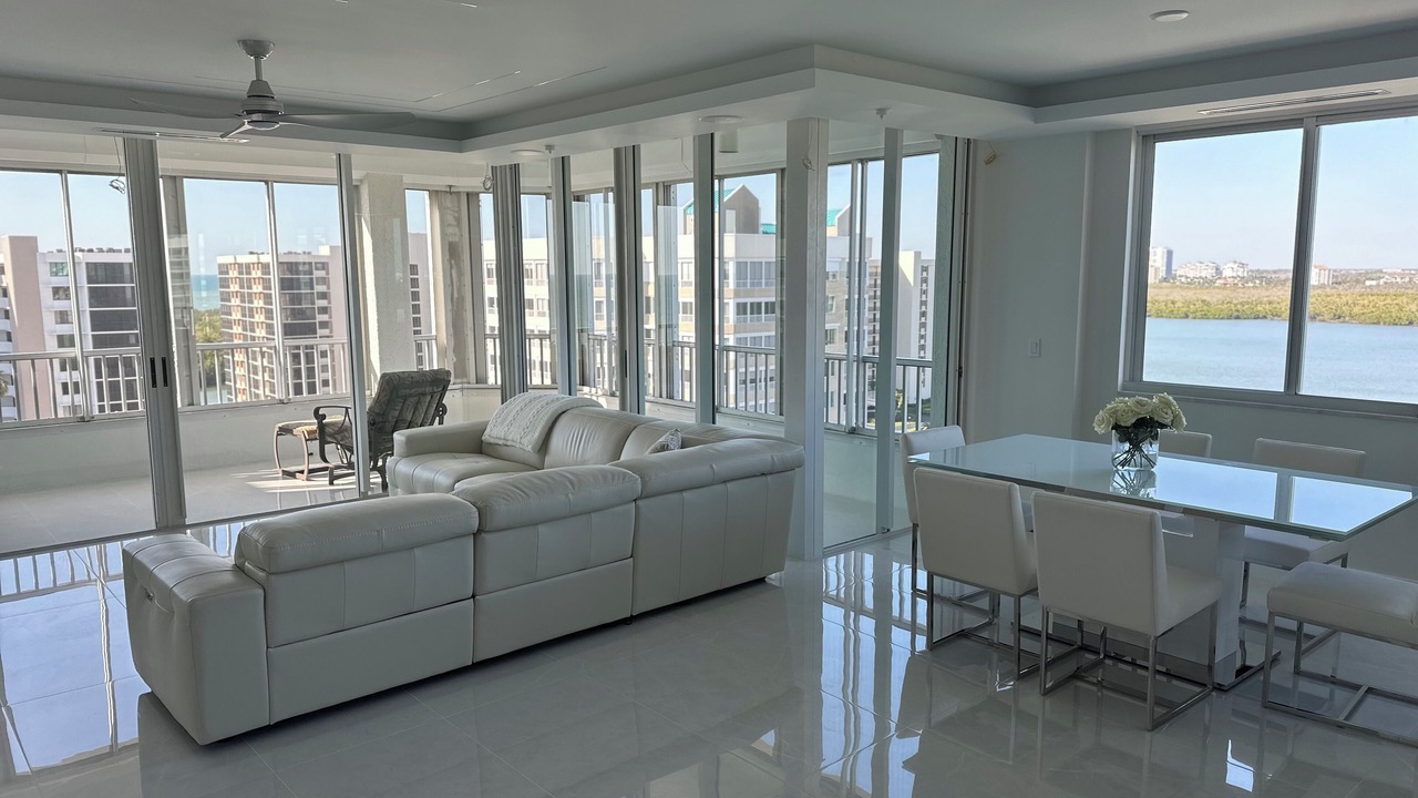 Photo of Livingroom in Vanderbilt Beach