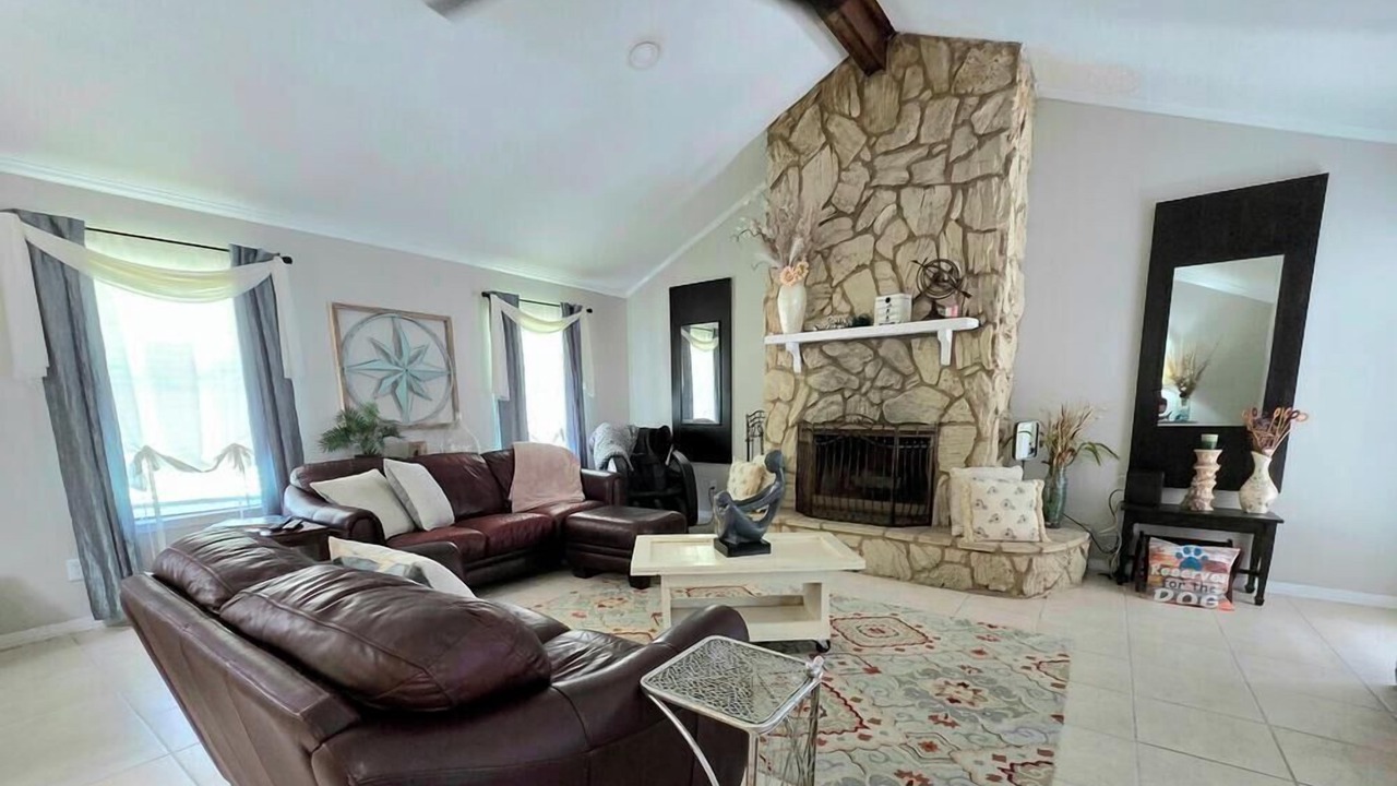 Photo of Livingroom in Daphne