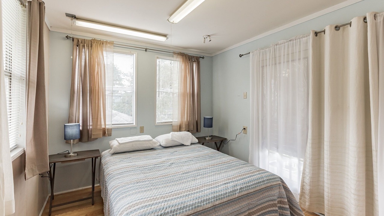 Photo of Bedroom in Eastpoint