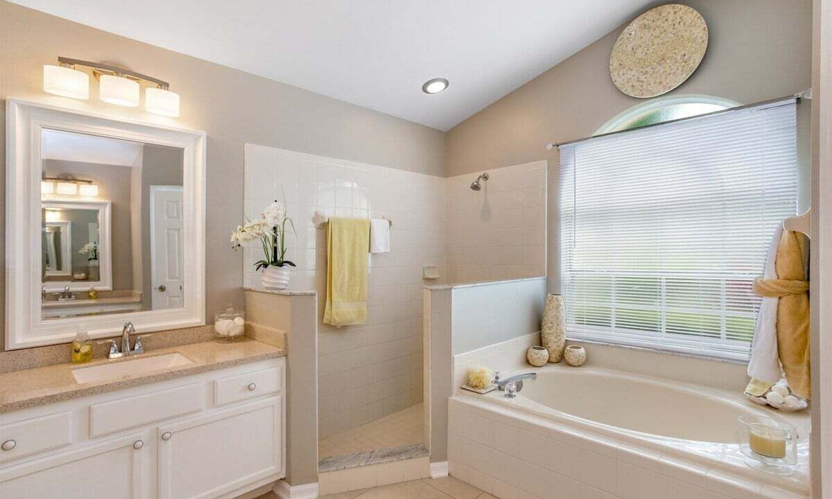 Photo of Bathroom in Orange Tree