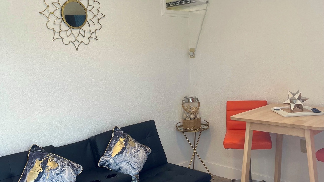 Photo of Livingroom in Egypt Lake-Leto