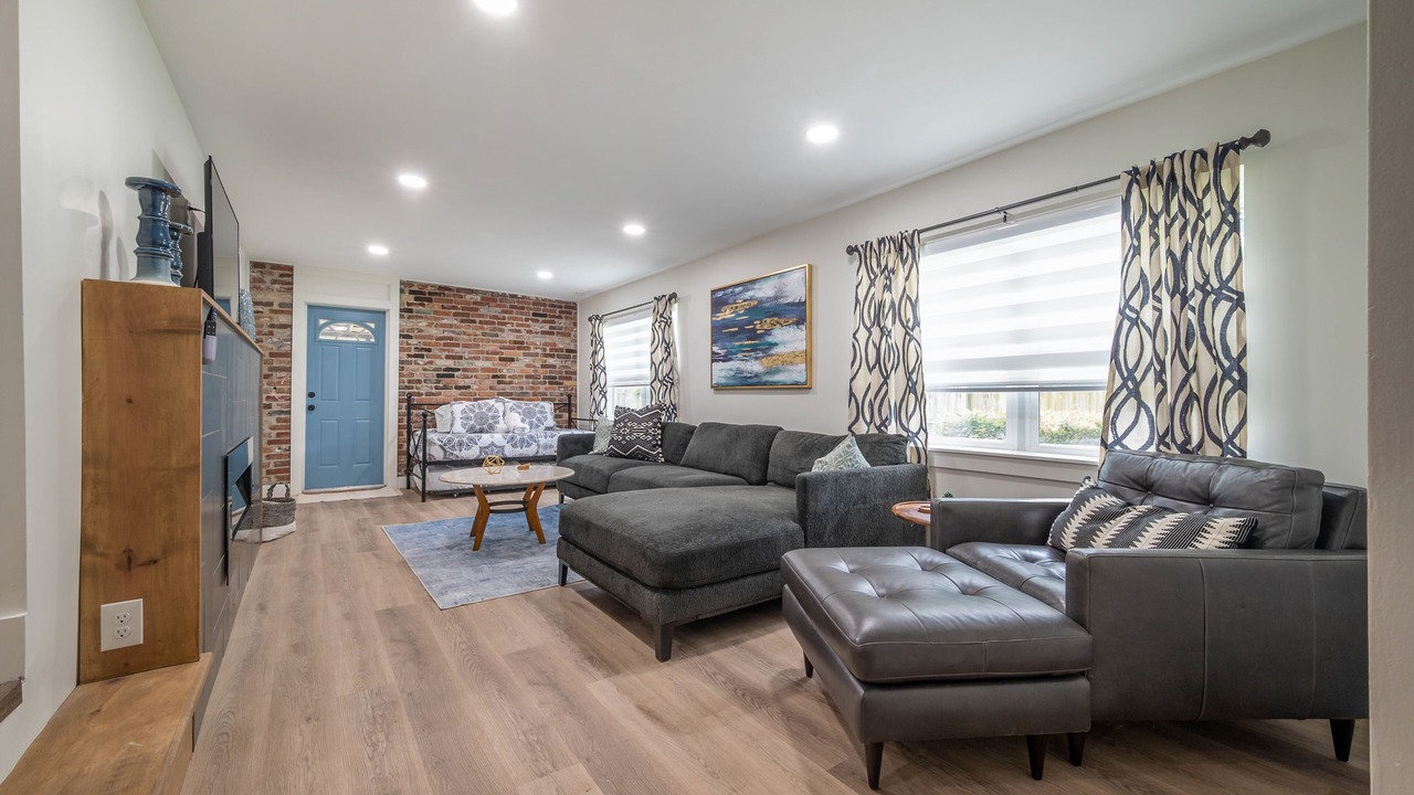 Photo of Livingroom in Bearss Plaza