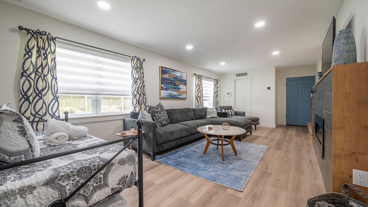 Photo of Livingroom in Bearss Plaza