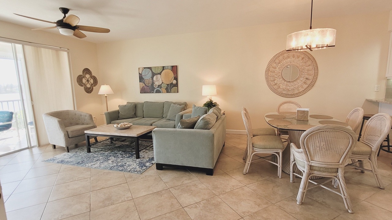 Photo of Livingroom in Vanderbilt Beach