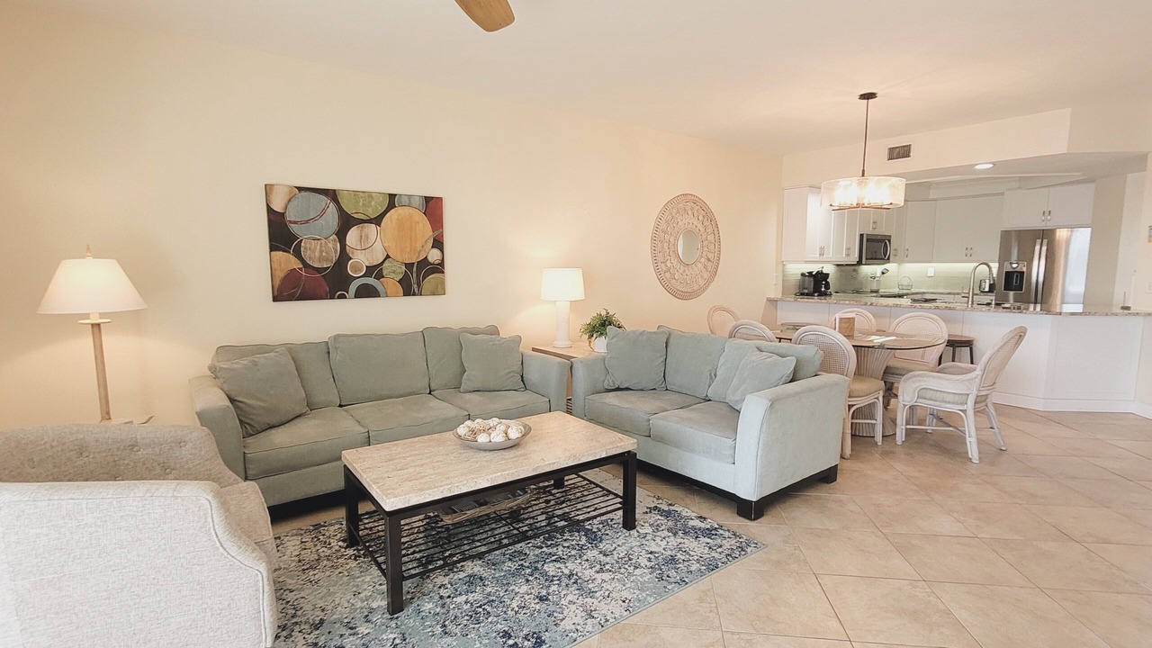 Photo of Livingroom in Vanderbilt Beach