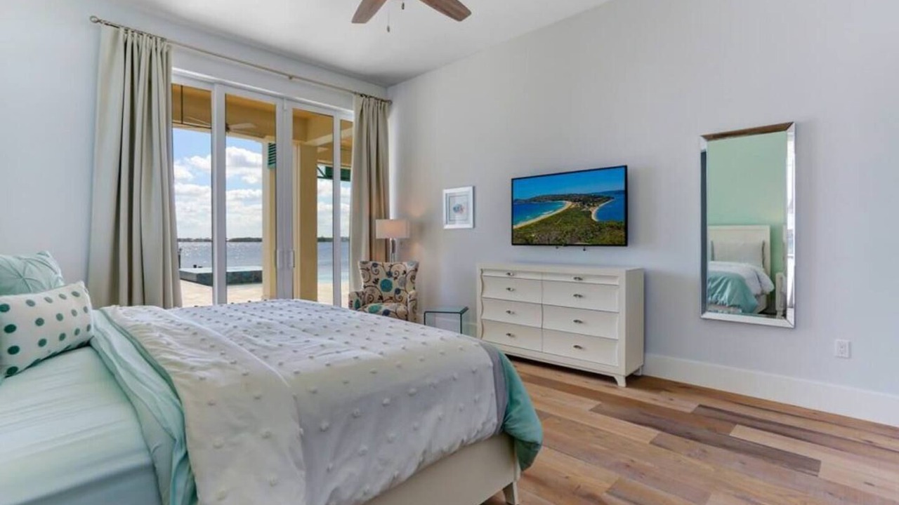 Photo of Bedroom in Yacht Club