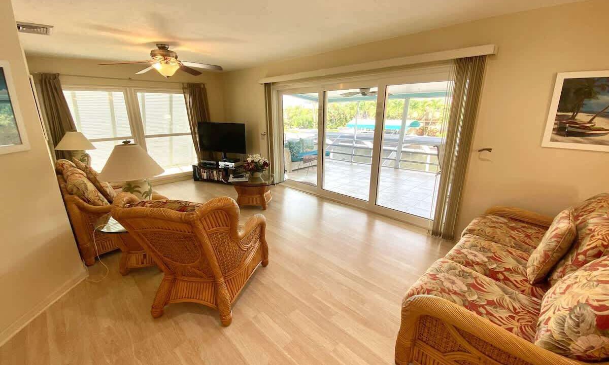 Photo of Livingroom in Mid Island