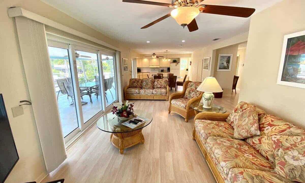 Photo of Livingroom in Mid Island