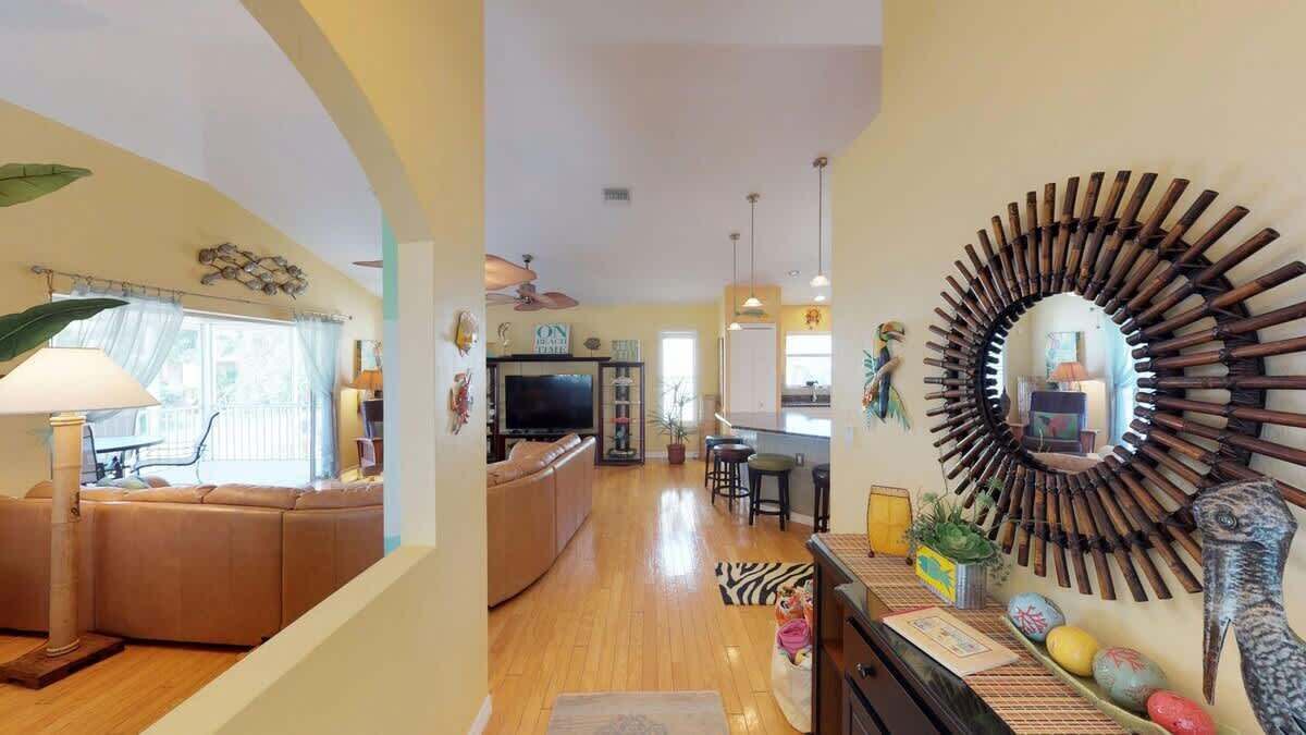 Photo of Livingroom in Mid Island