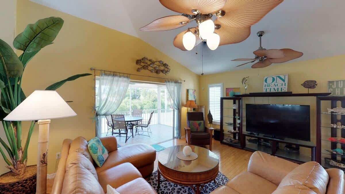 Photo of Livingroom in Mid Island