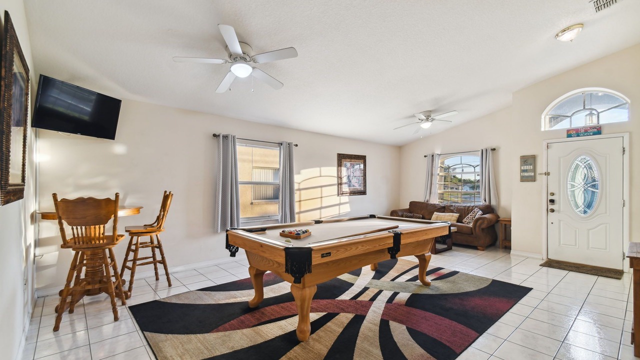 Photo of Livingroom in Town 'n' Country