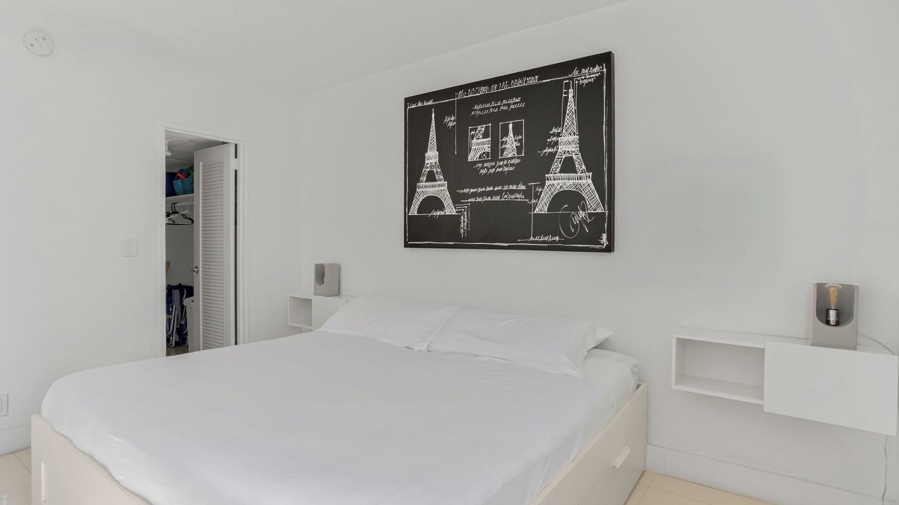 Photo of Bedroom in Hollywood South Central Beach