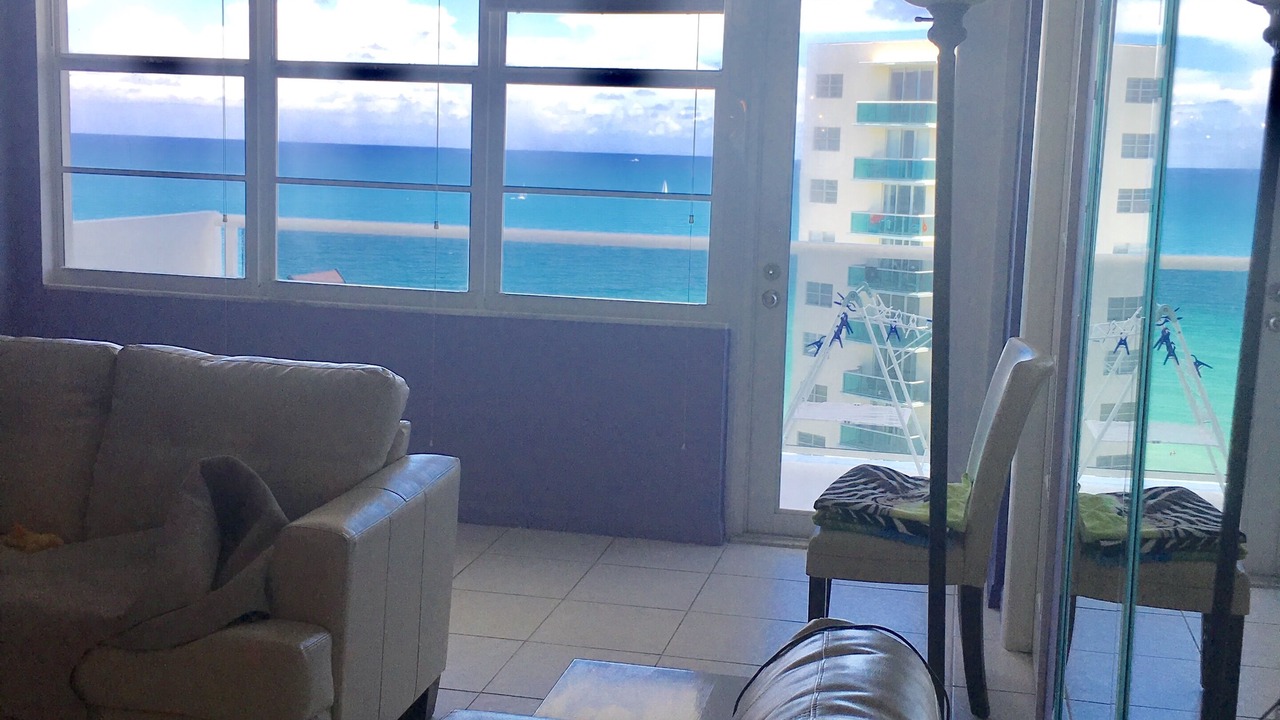 Photo of Livingroom in Hollywood South Central Beach