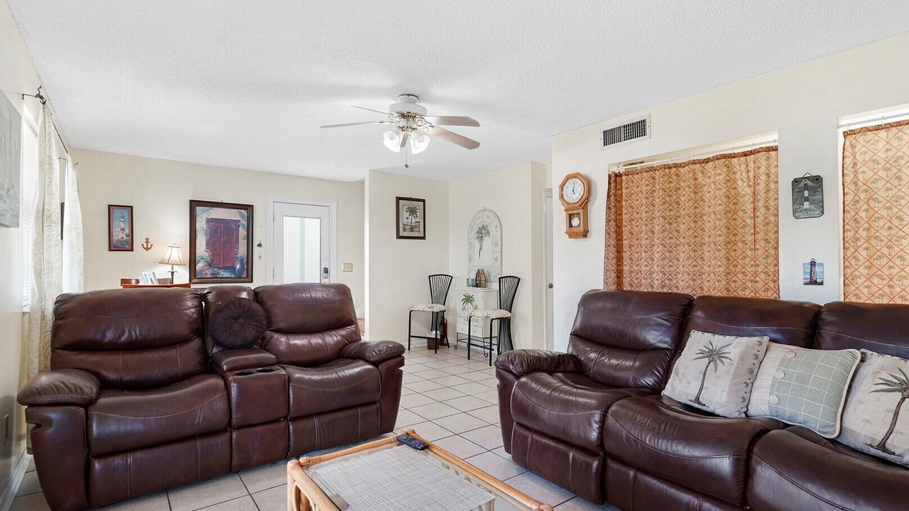 Photo of Livingroom in Surfcrest Village
