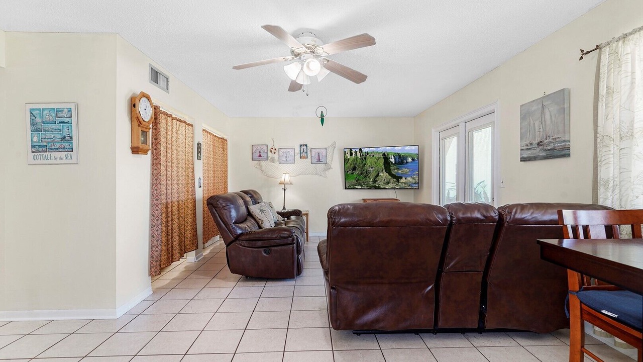 Photo of Livingroom in Surfcrest Village